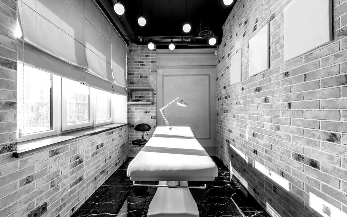 Aterna IV lounge with chair and botanicals